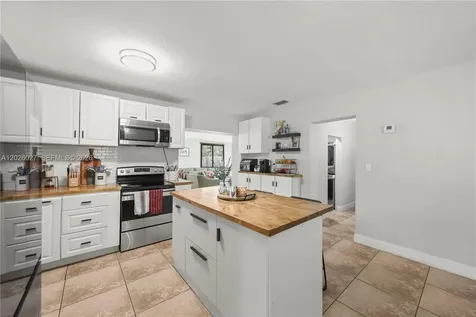 1611 SW 67th Avenue North Lauderdale FL 33068