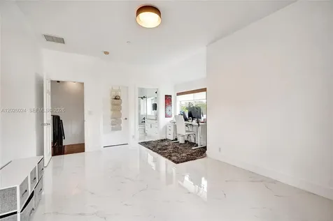 1112 NE 17th Way Fort Lauderdale FL 33304