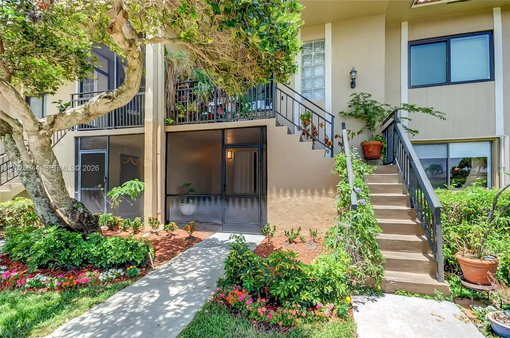 302 Lakeview Drive Weston FL 33326