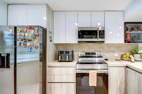 302 Lakeview Drive Weston FL 33326