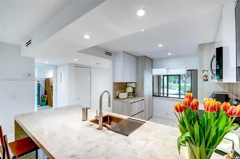 302 Lakeview Drive Weston FL 33326