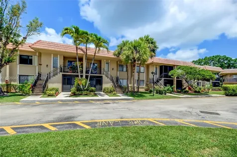 302 Lakeview Drive Weston FL 33326