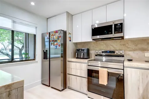 302 Lakeview Drive Weston FL 33326