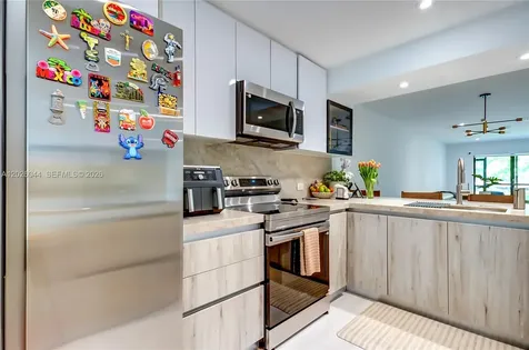 302 Lakeview Drive Weston FL 33326