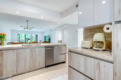 302 Lakeview Drive Weston FL 33326