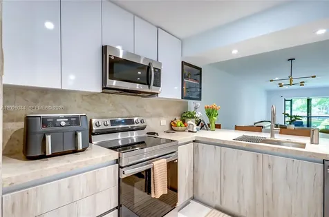 302 Lakeview Drive Weston FL 33326