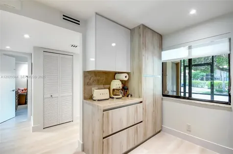 302 Lakeview Drive Weston FL 33326