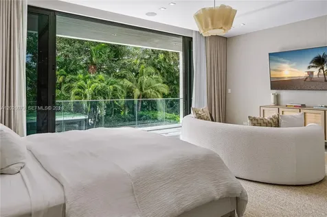 5061 N Bay Road Miami Beach FL 33140