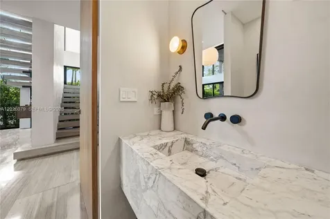 5061 N Bay Road Miami Beach FL 33140