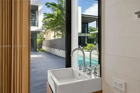 5061 N Bay Road Miami Beach FL 33140