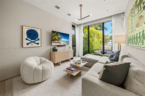 5061 N Bay Road Miami Beach FL 33140
