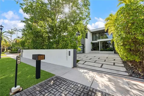 5061 N Bay Road Miami Beach FL 33140