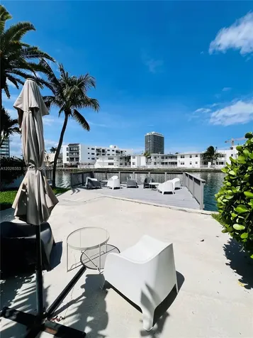 6905 Bay Drive Miami Beach FL 33141