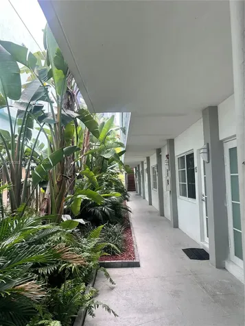 6905 Bay Drive Miami Beach FL 33141