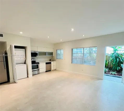 6905 Bay Drive Miami Beach FL 33141