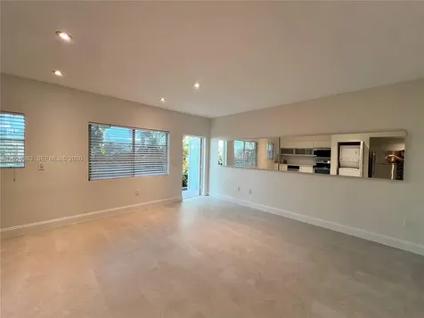 6905 Bay Drive Miami Beach FL 33141