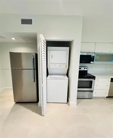 6905 Bay Drive Miami Beach FL 33141