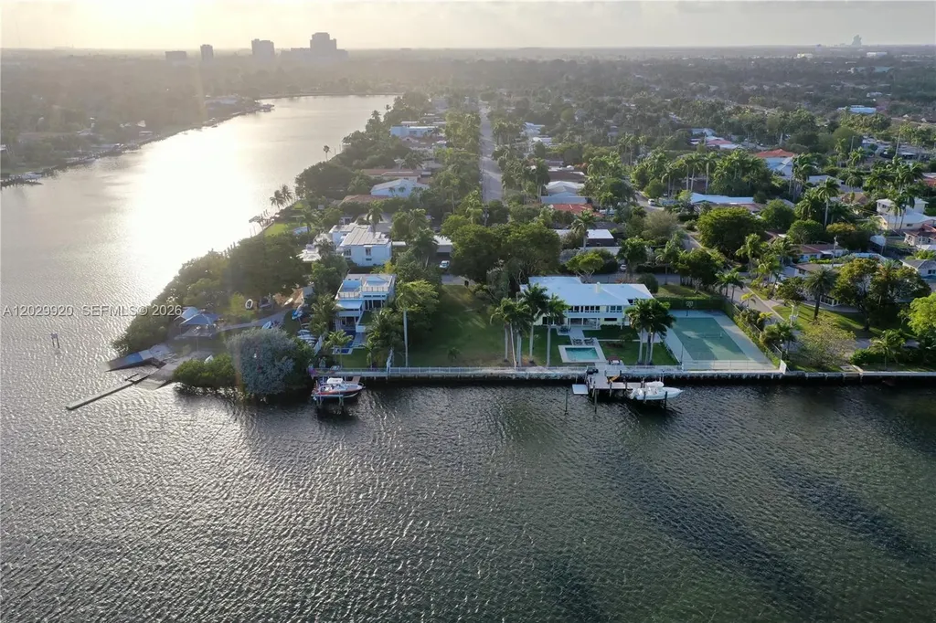 927 N Northlake Drive Hollywood FL 33019