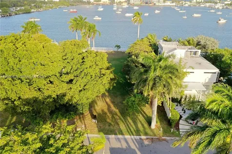 927 N Northlake Drive Hollywood FL 33019