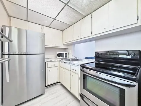8601 SW 68 Court Pinecrest FL 33143