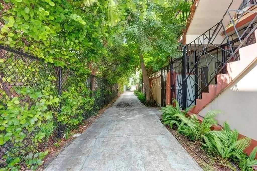 542 NW 8th Street Miami FL 33136