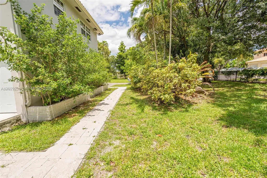 5613 Pierce Street Hollywood FL 33021