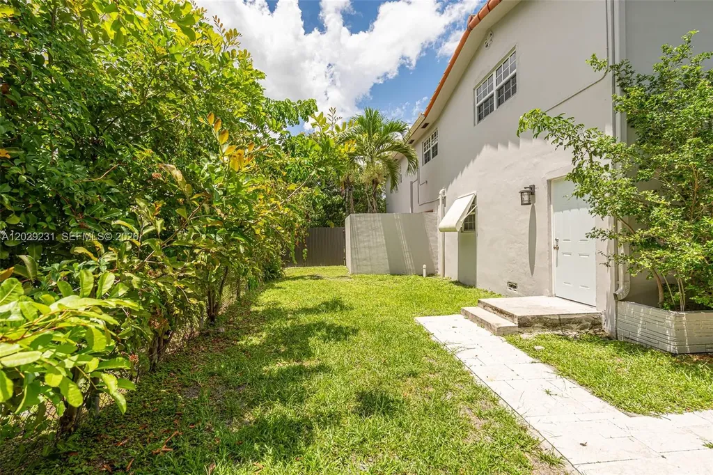 5613 Pierce Street Hollywood FL 33021