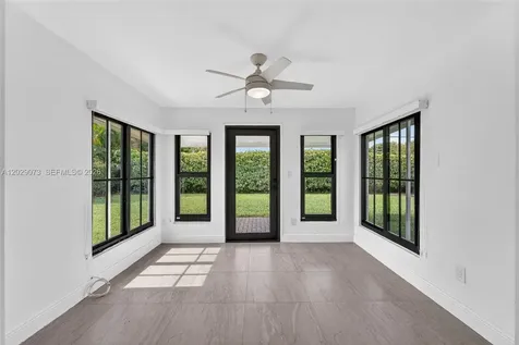 680 W 50th Place Hialeah FL 33012