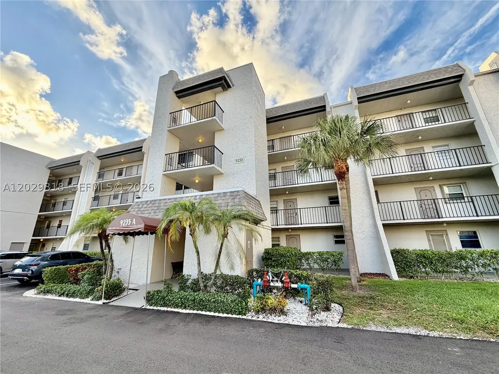 9235 Lagoon Place Davie FL 33324
