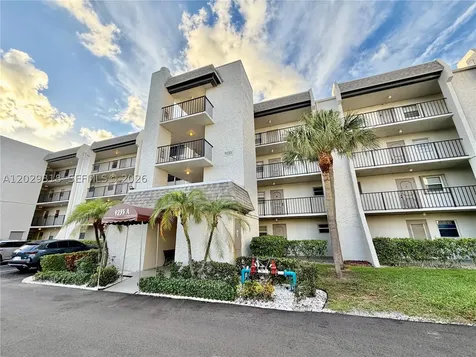 9235 Lagoon Place Davie FL 33324