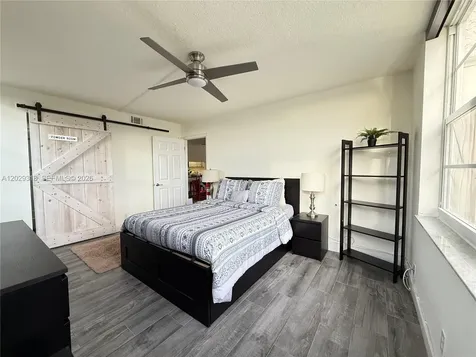 9235 Lagoon Place Davie FL 33324