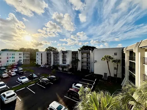 9235 Lagoon Place Davie FL 33324