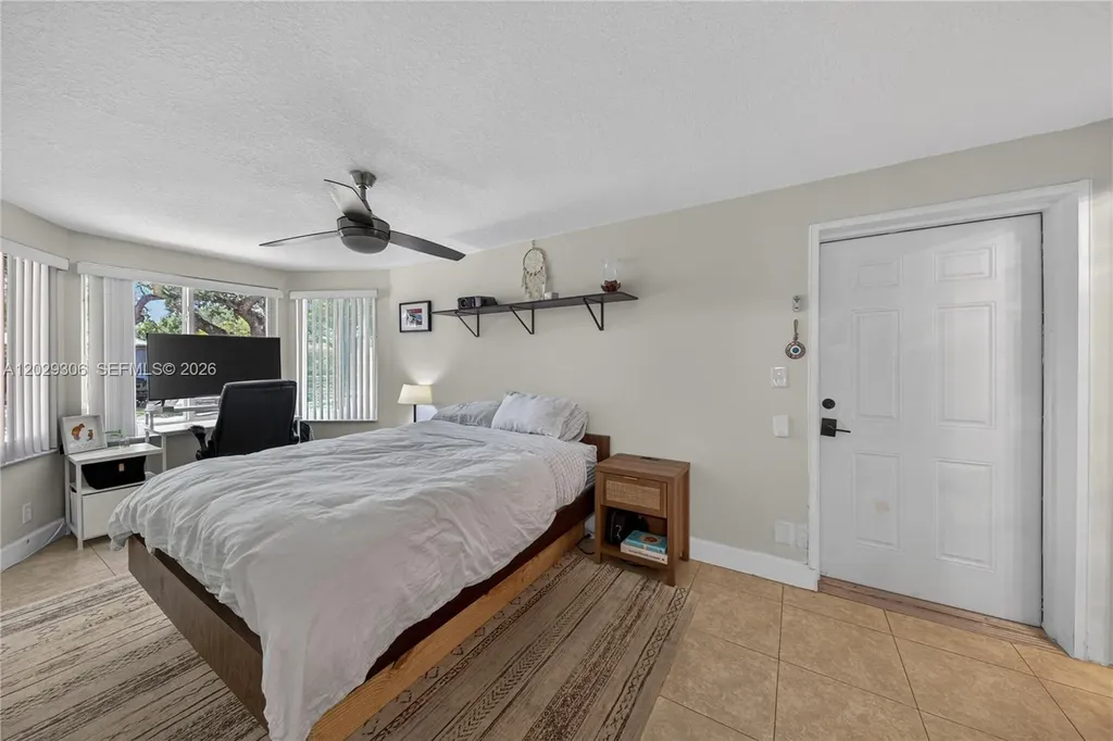 211 S 57th Way Hollywood FL 33023
