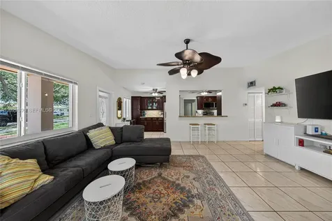 211 S 57th Way Hollywood FL 33023