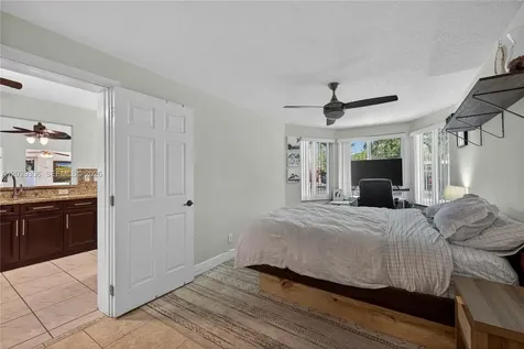 211 S 57th Way Hollywood FL 33023