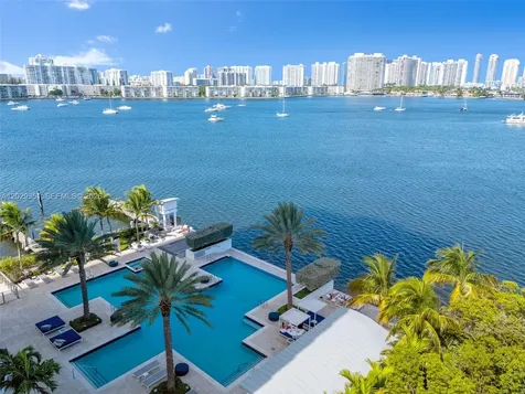 17111 Biscayne Bl North Miami Beach FL 33160