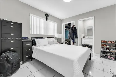 884 W 72nd Place Hialeah FL 33014
