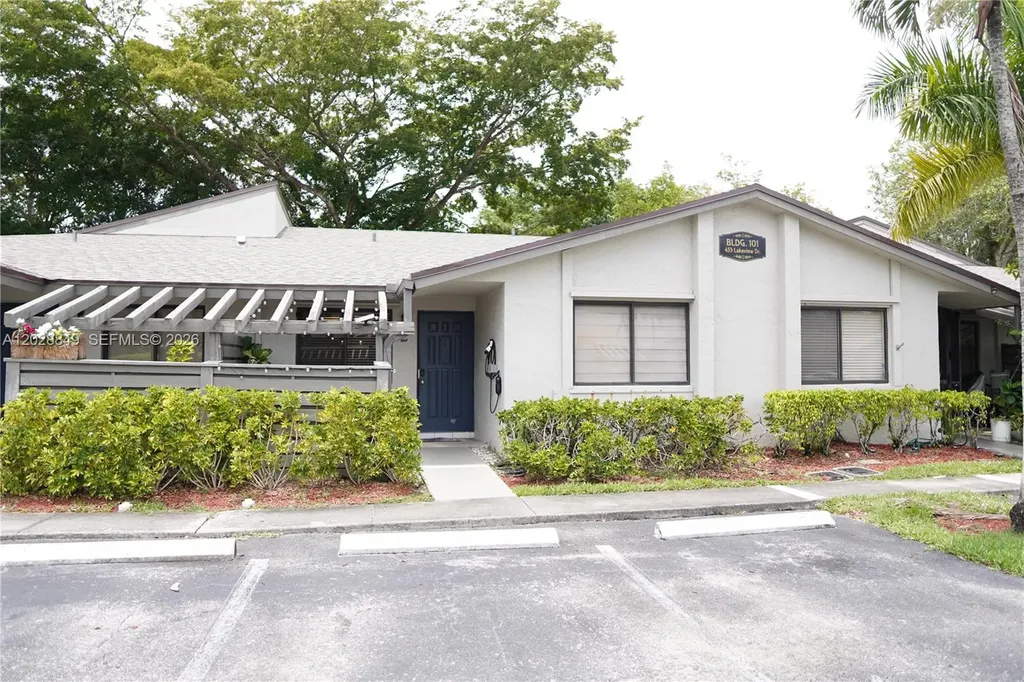 453 Lakeview Drive Weston FL 33326