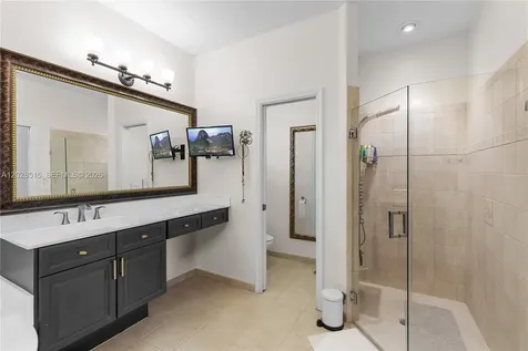 1714 Victoria Pointe Circle Weston FL 33327