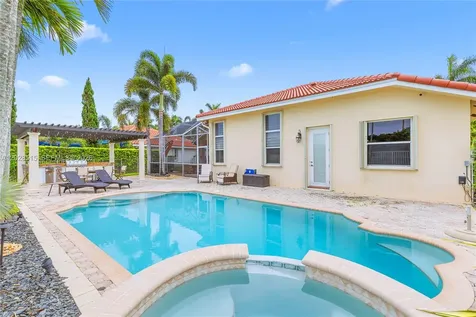 1714 Victoria Pointe Circle Weston FL 33327