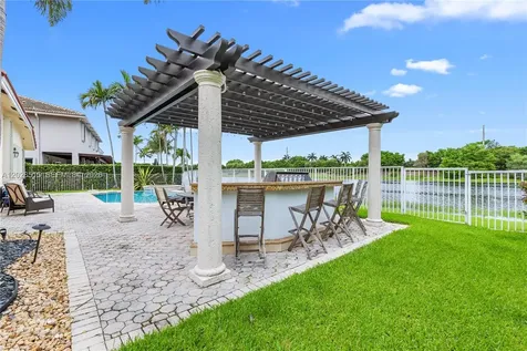 1714 Victoria Pointe Circle Weston FL 33327