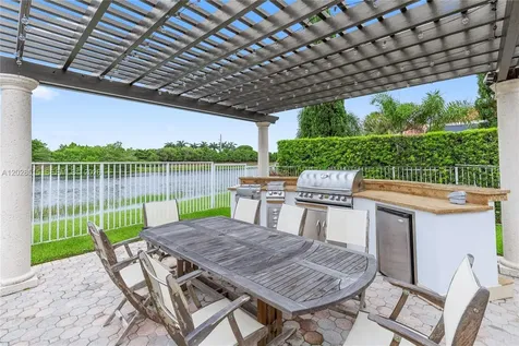 1714 Victoria Pointe Circle Weston FL 33327