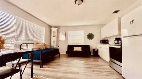 141 Mcarthur Parkway Pembroke Pines FL 33024