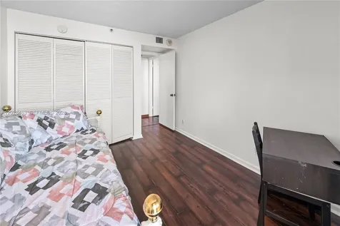 2555 Collins Avenue Miami Beach FL 33140