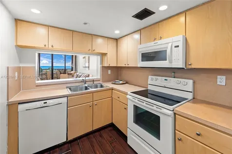 2555 Collins Avenue Miami Beach FL 33140