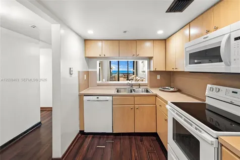 2555 Collins Avenue Miami Beach FL 33140