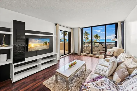 2555 Collins Avenue Miami Beach FL 33140