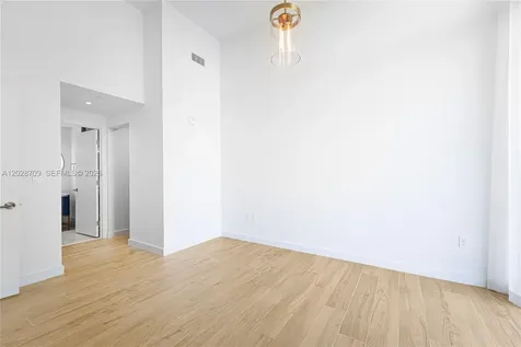 2678 Tigertail Coconut Grove FL 33133