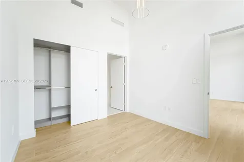 2678 Tigertail Coconut Grove FL 33133