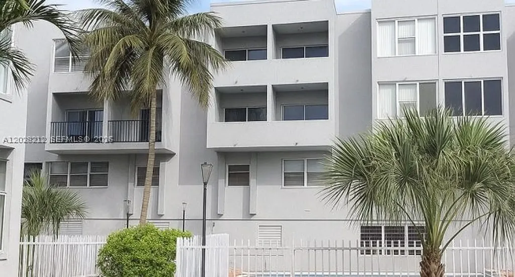 1555 W 44th Place Hialeah FL 33012
